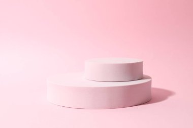 Ürün fotoğrafçılığı için destek. Renkli arkaplanda farklı podyumlar