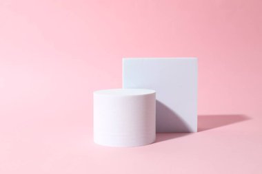 Ürün fotoğrafçılığı için destek. Renkli arkaplanda farklı podyumlar