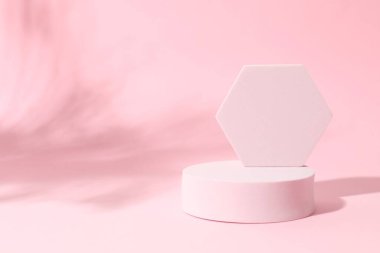 Ürün fotoğrafçılığı için destek. Renkli arkaplanda farklı podyumlar