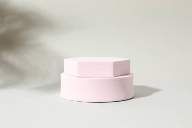 Ürün fotoğrafçılığı için destek. Gri arkaplanda farklı podyumlar