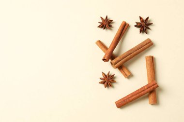 Aromatik tarçın ve anason yıldızları bir renk arka planında