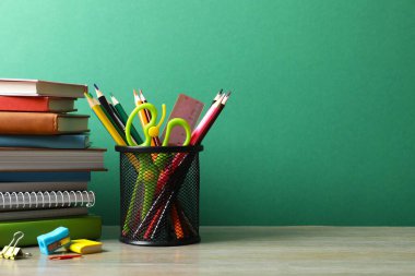 Okula dönelim. Renkli kağıda yakın çekim, yeşil karatahta üzerine ders kitapları