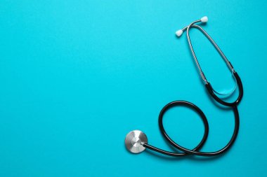 Renk arkaplanı üzerinde steteskop, üst görünüm