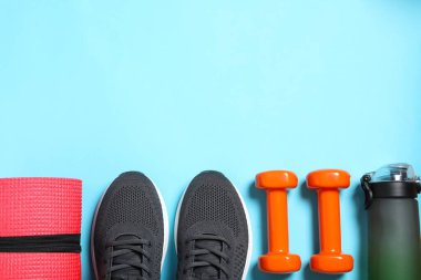 Renkli arka planda spor ekipmanları, üst görünüm