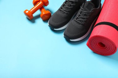 Renkli arka planda spor ekipmanları, üst görünüm