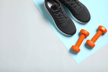 Gri arka planda spor ekipmanları, üst görünüm