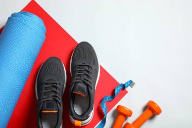 Gri arka planda spor ekipmanları, üst görünüm