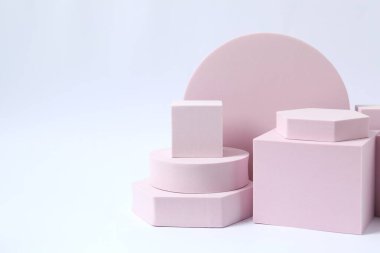 Ürün fotoğrafçılığı için destek. Beyaz arkaplanda farklı podyumlar