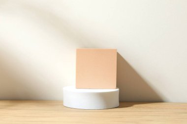 Ürün fotoğrafçılığı için destek. Bir masada farklı podyumlar