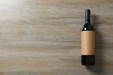 ahşap arka plan üzerinde kırmızı şarap şişe