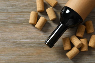 Mantarlar ahşap arka plan üzerinde kırmızı şarap şişe