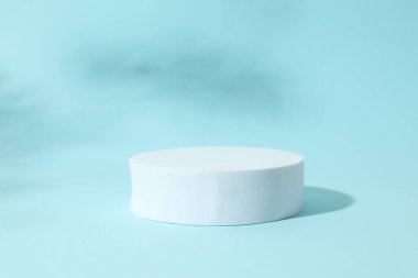 Ürün fotoğrafçılığı için destek. Renk arkaplanı üzerine podyum 
