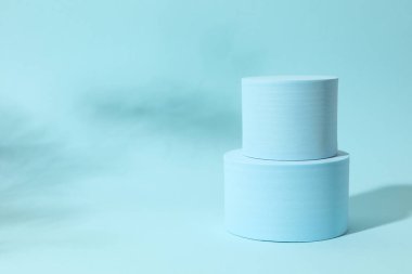 Ürün fotoğrafçılığı için destek. Renk arkaplanı üzerine farklı podyumlar 