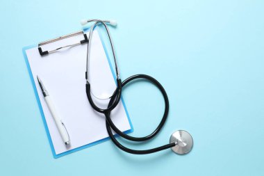 Renk arkaplanında panosu olan stetoskop, üst görünüm