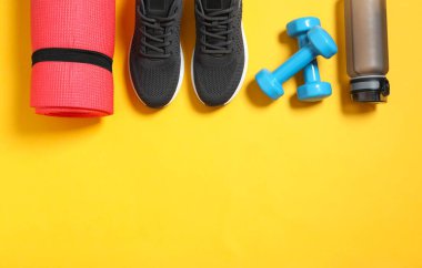 Renkli arka planda spor ekipmanları, üst görünüm