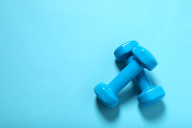 Gri arka planda steteskobu olan bir kumbara. Sağlık hizmetleri mali kontrolü veya sağlık sigortası maliyetleri kavramı için tasarruf