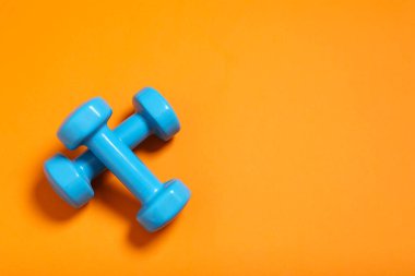 Gri arka planda steteskobu olan bir kumbara. Sağlık hizmetleri mali kontrolü veya sağlık sigortası maliyetleri kavramı için tasarruf