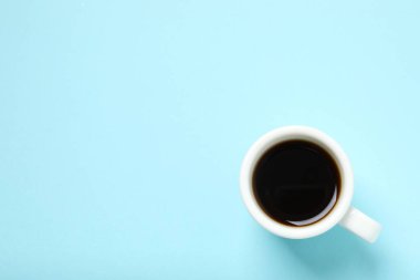 Renkli arka planda bir fincan kahve