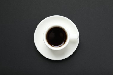 Siyah arka planda bir fincan kahve.