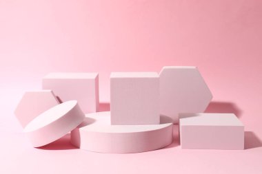 Ürün fotoğrafçılığı için destek. Renkli arkaplanda farklı podyumlar