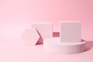 Ürün fotoğrafçılığı için destek. Renkli arkaplanda farklı podyumlar