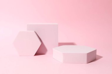 Ürün fotoğrafçılığı için destek. Renkli arkaplanda farklı podyumlar
