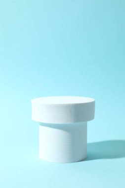 Ürün fotoğrafçılığı için destek. Renkli arkaplanda farklı podyumlar