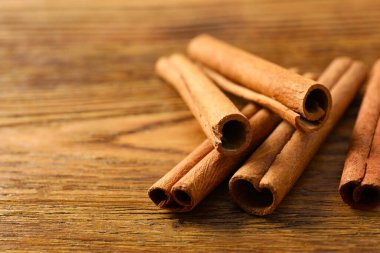 Ahşap bir arka planda Aromatik tarçın