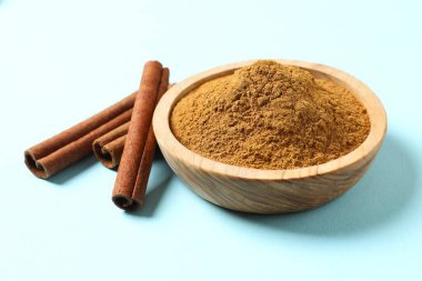 Renkli bir arkaplanda Aromatik tarçın