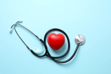 Renk arkaplanı üzerinde steteskop, üst görünüm