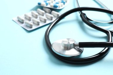 Renk arkaplanı üzerinde steteskop, üst görünüm