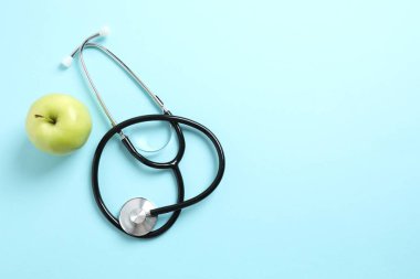 Renk arkaplanı üzerinde steteskop, üst görünüm