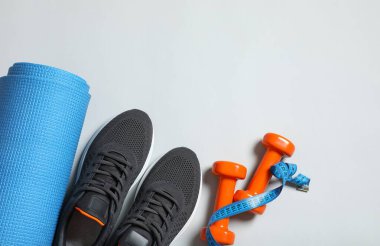 Renkli arka planda spor ekipmanları, üst görünüm