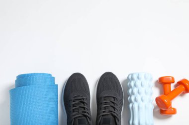 Renkli arka planda spor ekipmanları, üst görünüm