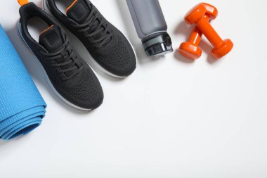 Beyaz arka planda spor ekipmanları, üst görünüm