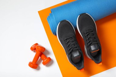 Beyaz arka planda spor ekipmanları, üst görünüm