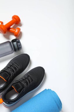 Beyaz arka planda spor ekipmanları, üst görünüm