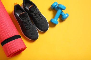 Beyaz arka planda spor ekipmanları, üst görünüm
