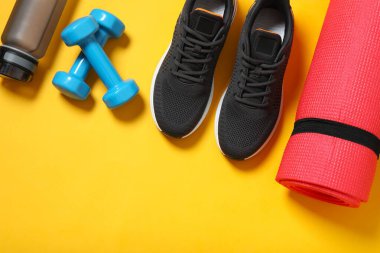 Beyaz arka planda spor ekipmanları, üst görünüm