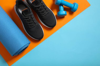 Beyaz arka planda spor ekipmanları, üst görünüm