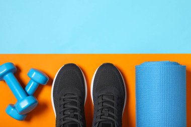 Beyaz arka planda spor ekipmanları, üst görünüm