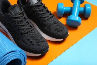 Beyaz arka planda spor ekipmanları, üst görünüm