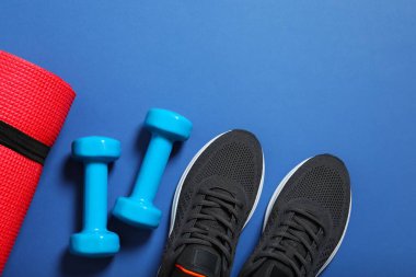 Beyaz arka planda spor ekipmanları, üst görünüm