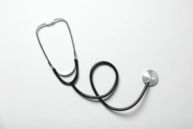Gri arkaplanda steteskop, üst görünüm