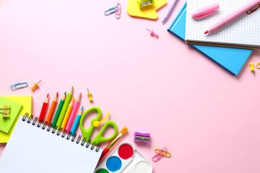 Renk arkaplanı ve üst görünümü ile okul kırtasiyesi ile düz yatıyordu