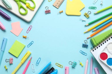 Renk arkaplanı ve üst görünümü ile okul kırtasiyesi ile düz yatıyordu