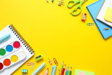 Renk arkaplanı ve üst görünümü ile okul kırtasiyesi ile düz yatıyordu