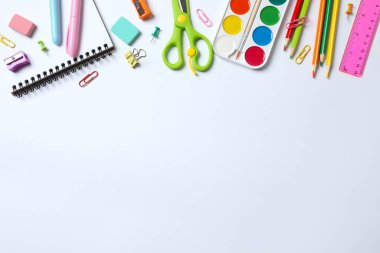 Renk arkaplanı ve üst görünümü ile okul kırtasiyesi ile düz yatıyordu