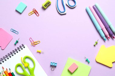 Renk arkaplanı ve üst görünümü ile okul kırtasiyesi ile düz yatıyordu