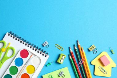 Renk arkaplanı ve üst görünümü ile okul kırtasiyesi ile düz yatıyordu